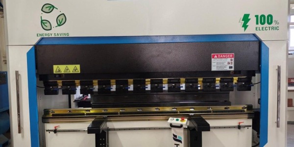 Zaginanie blach na prasie krawędziowej – precyzja i efektywność w obróbce metalu