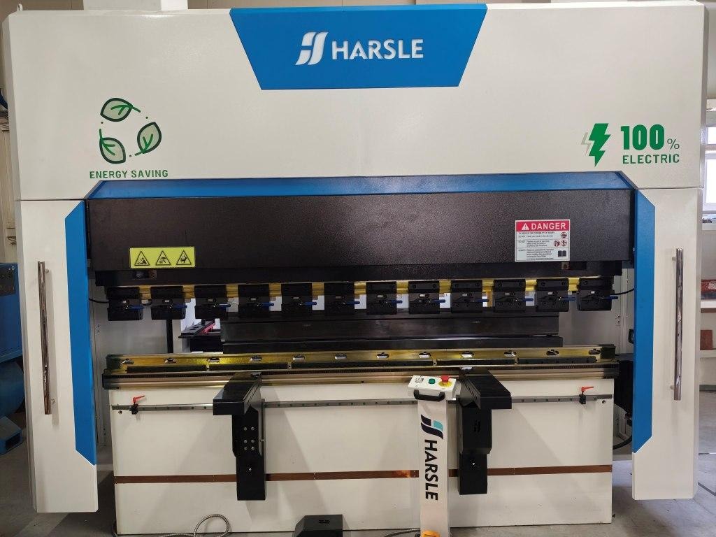 Zaginanie blach na prasie krawędziowej – precyzja i efektywność w obróbce metalu